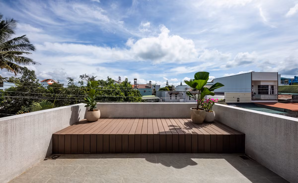Sân thượng, nơi ánh sáng mặt trời chiếu vào sau khi xuyên qua hệ thống lam thép, được sử dụng làm không gian trồng thêm rau xanh, bổ sung nguồn cung cấp thực phẩm.