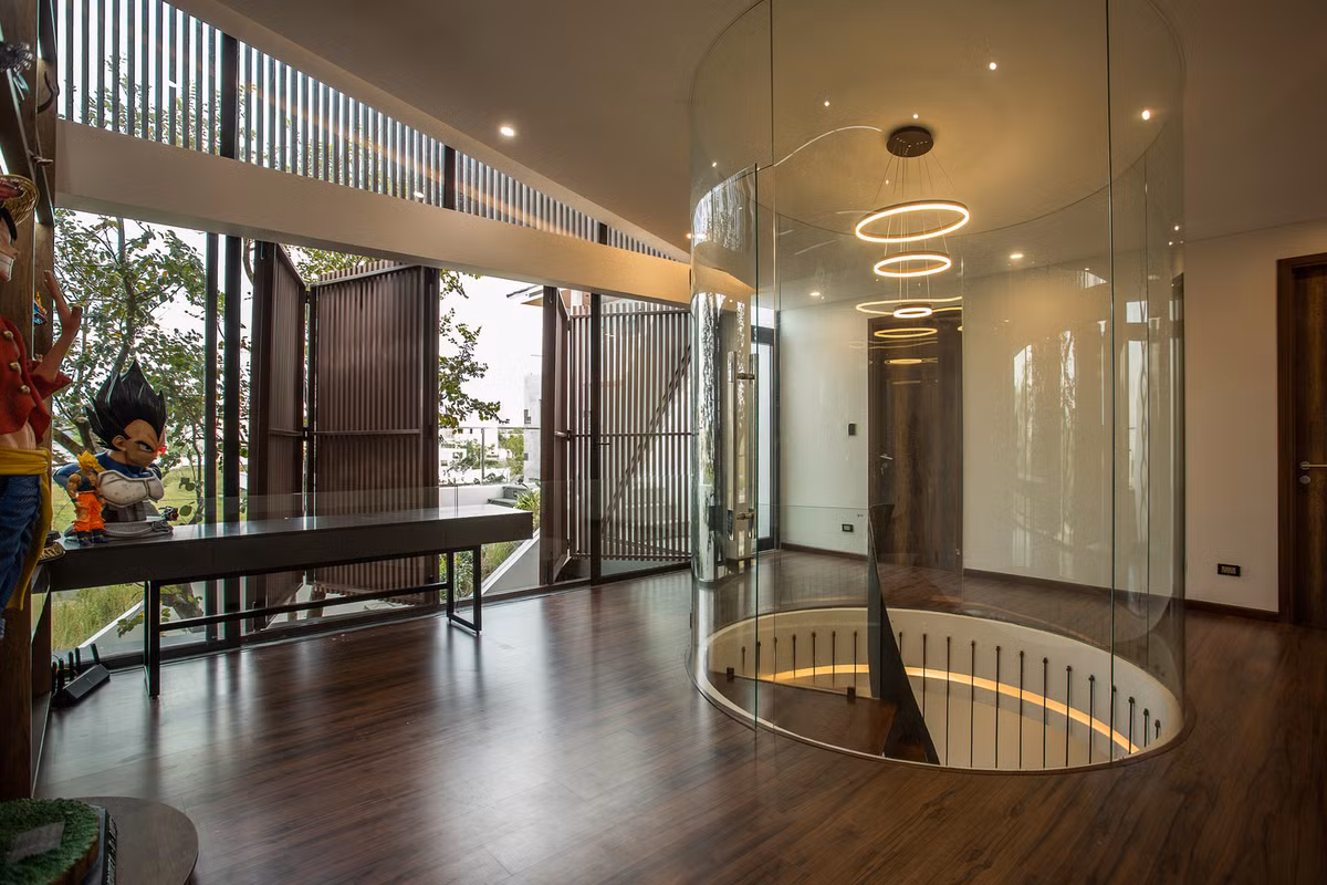 Hệ lam chắn giúp điều hòa không khí và cân đối ánh sáng đưa vào các phòng. Ảnh: 85 Design