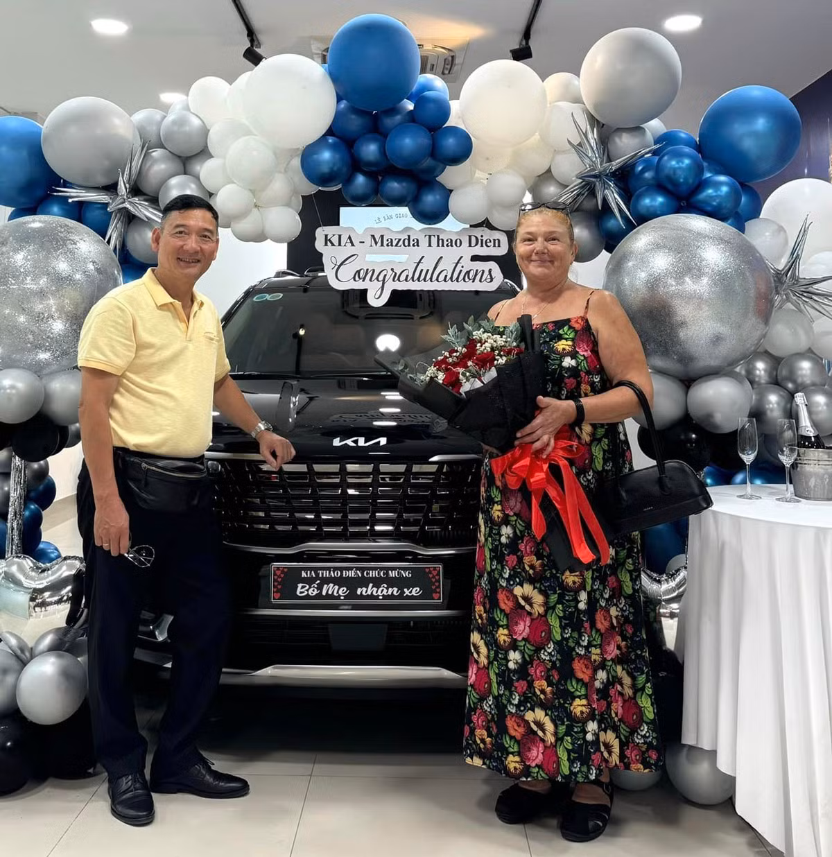 Đầu năm 2024, Đặng Văn Lâm mua chiếc Kia Carnival tặng bố mẹ có giá từ 1,179-1,759 tỷ đồng. Ảnh: FBNV
