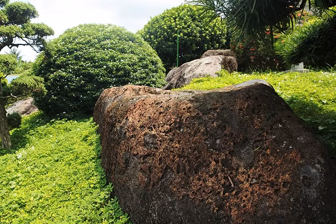 Riêng thành hồ khoảng 100 tấn, chưa tính những khối đá đặt xung quanh quả đồi nhân tạo. Ảnh: Vietnamnet