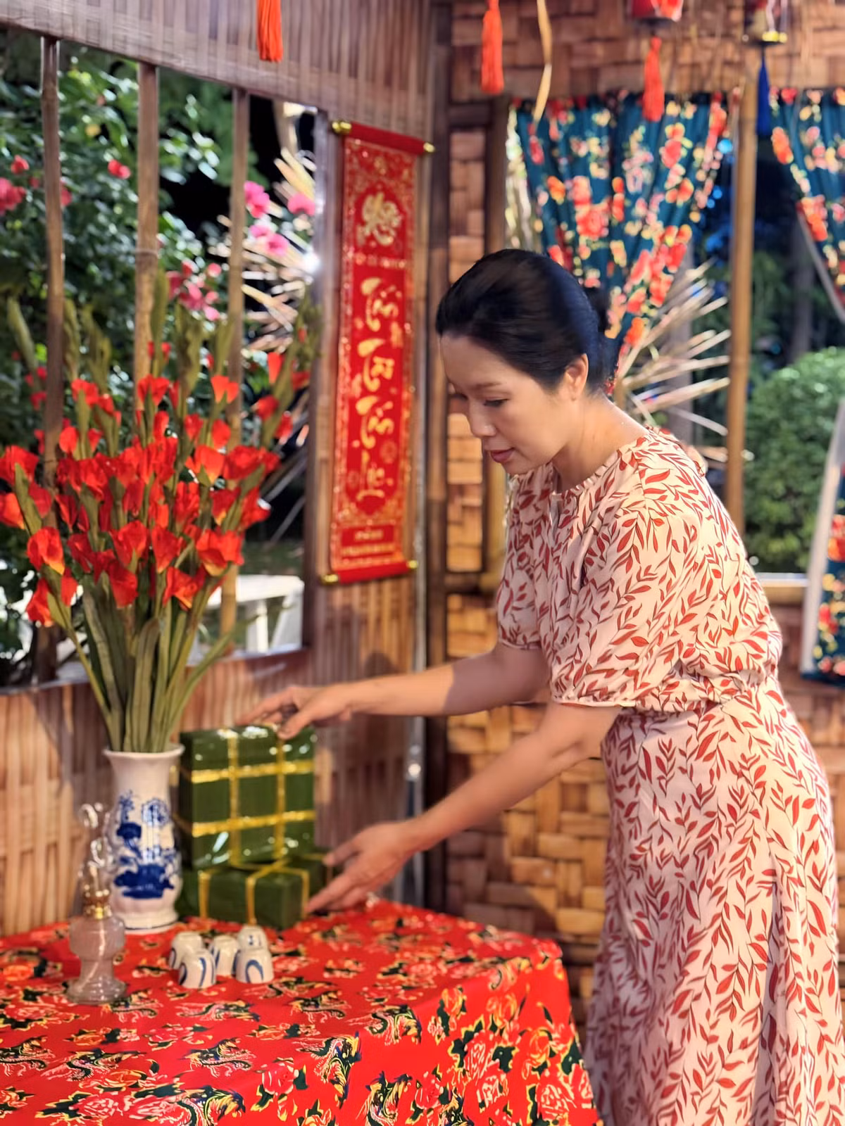 Từng ngóc ngách trước tổ ấm của nữ diễn viên đều ấm cúng và gợi nhớ vẻ gần gũi, quen thuộc với người miền Tây.