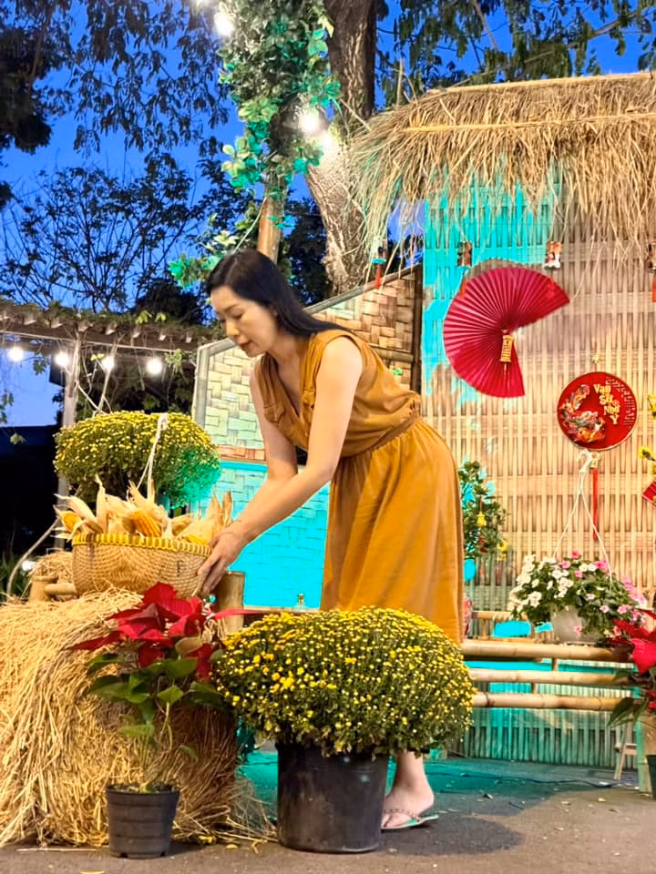 Mới đây, diễn viên - Á hậu Trịnh Kim Chi hé lộ một loạt hình ảnh trang hoàng không gian riêng chuẩn bị đón Tết gây chú ý.