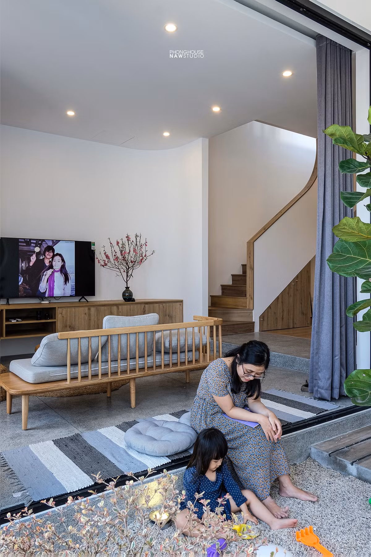 Bên trong nhà gồm 3 phòng ngủ, khách bếp, 1 phòng thờ, 1 phòng làm việc lớn cùng các công năng phụ trợ hoàn chỉnh một dây chuyền tối ưu hóa sự giao tiếp giữa các thế hệ trong gia đình.