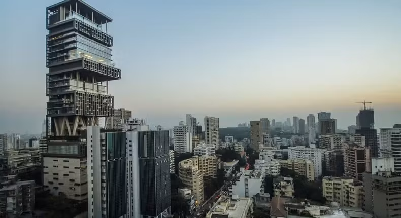 Antilia nằm trên đường Altamount phía Nam Mumbai, được đánh giá là tòa nhà tư nhân đắt nhất thế giới, có giá trị ước tính khoảng 1 tỷ USD.