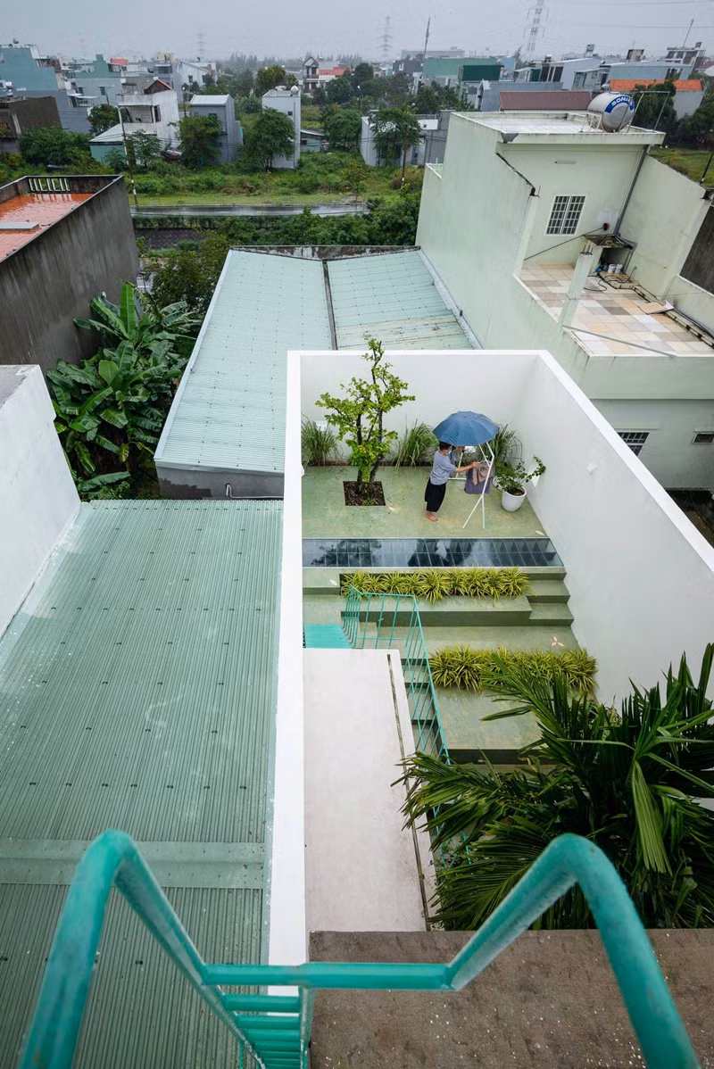 Khu vườn vừa là tiểu cảnh và sân vườn trồng rau nhỏ, vừa đóng vai trò cảnh quan xanh bên ngoài các phòng ngủ.