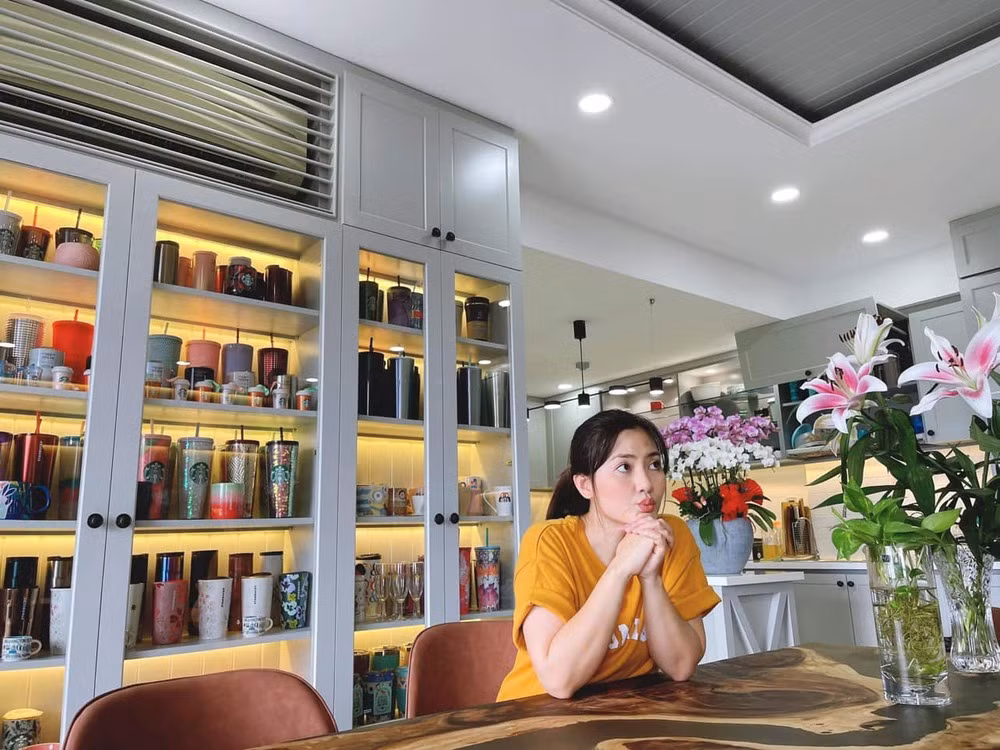 Ngọc Lan cũng thường xuyên cắm những bình hoa đẹp cho không gian sống thêm tươi mới. Ảnh: FBNV