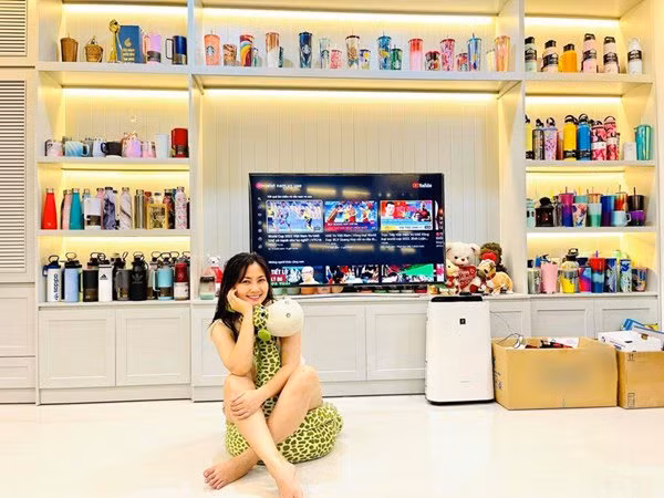 Phòng khách có một góc lớn để cốc giữ nhiệt do nữ diễn viên sưu tầm. Ảnh: FBNV