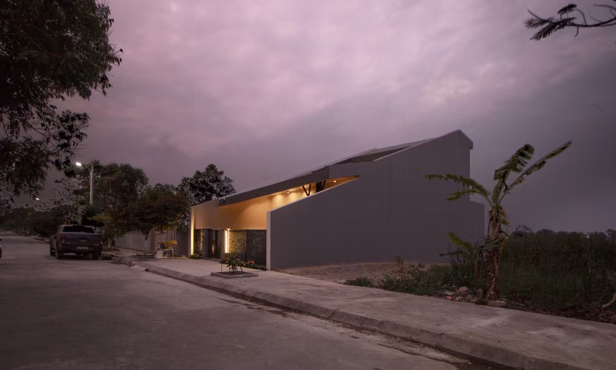 Tọa lạc trong khu tái định cư ở Đồ Sơn (Hải Phòng), MOM House là món quà của người con trai dành tặng mẹ. Ngôi nhà là ước mơ cả đời của mẹ, không đâu thoải mái bằng nhà mình.