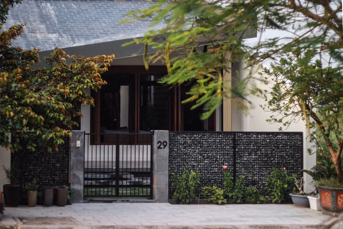 Vật liệu sử dụng trong công trình đều là vật liệu kiểu cũ, vừa quen vừa lạ. Cổng ra vào mộc mạc và gần gũi với gam màu đen - ghi phảng phất nét hiện đại.