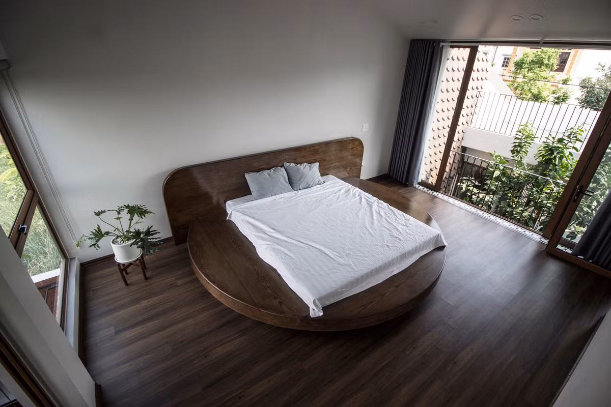 Phòng ngủ thiết kế tối giản với chiếc giường hình tròn là điểm nhấn. Nguồn: Trình Hải Long