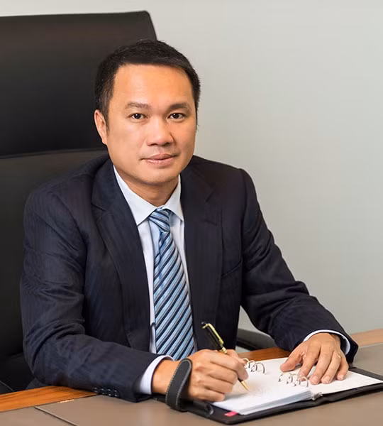 Tỷ phú Hồ Hùng Anh - Chủ tịch Techcombank đang sở hữu 1,7 tỷ USD, xếp thứ 1.863 trong danh sách người giàu thế giới. Ông Hồ Hùng Anh từng thi đỗ vào Học viện Kỹ thuật quân sự khóa 22 chuyên ngành kỹ sư điện năm 1987. Nhờ kết quả học tập xuất sắc ông được Bộ Quốc Phòng lựa chọn đi du học ngành Kỹ thuật quân sự tại Liên Xô. Ảnh: Techcombank