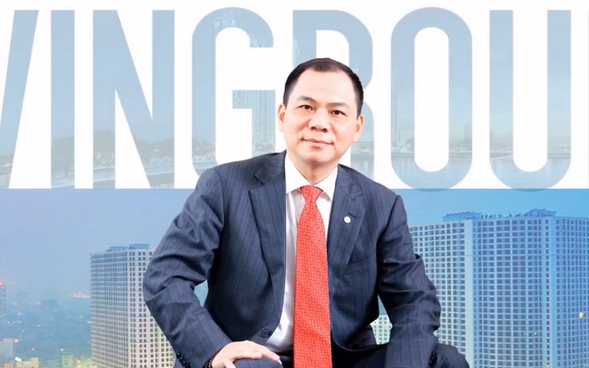 Tỷ phú Phạm Nhật Vượng từng học tại trường THPT Kim Liên (Hà Nội). Sau khi tốt nghiệp THPT, Chủ tịch Tập đoàn Vingroup thi đỗ Đại học Mỏ Địa chất. Nhờ những thành tích học tập xuất sắc tại trường phổ thông, ông Phạm Vượng được trường Mỏ Địa Chất chọn sang du học ở Moskva (Nga) và theo học ngành kinh tế địa chất. Ảnh: Vingroup