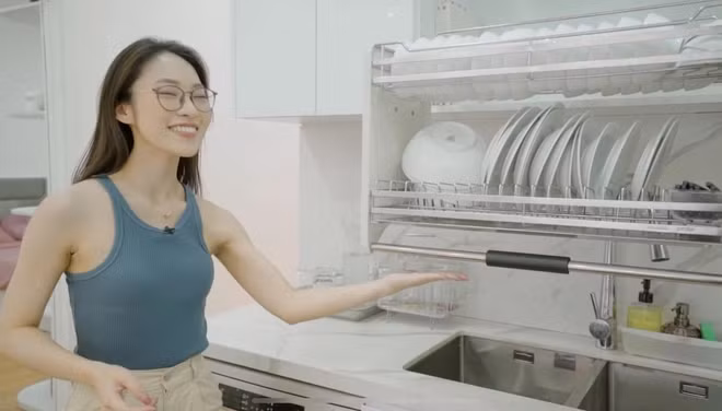 Toàn bộ bát đĩa đều có màu trắng trơn dễ sử dụng.
