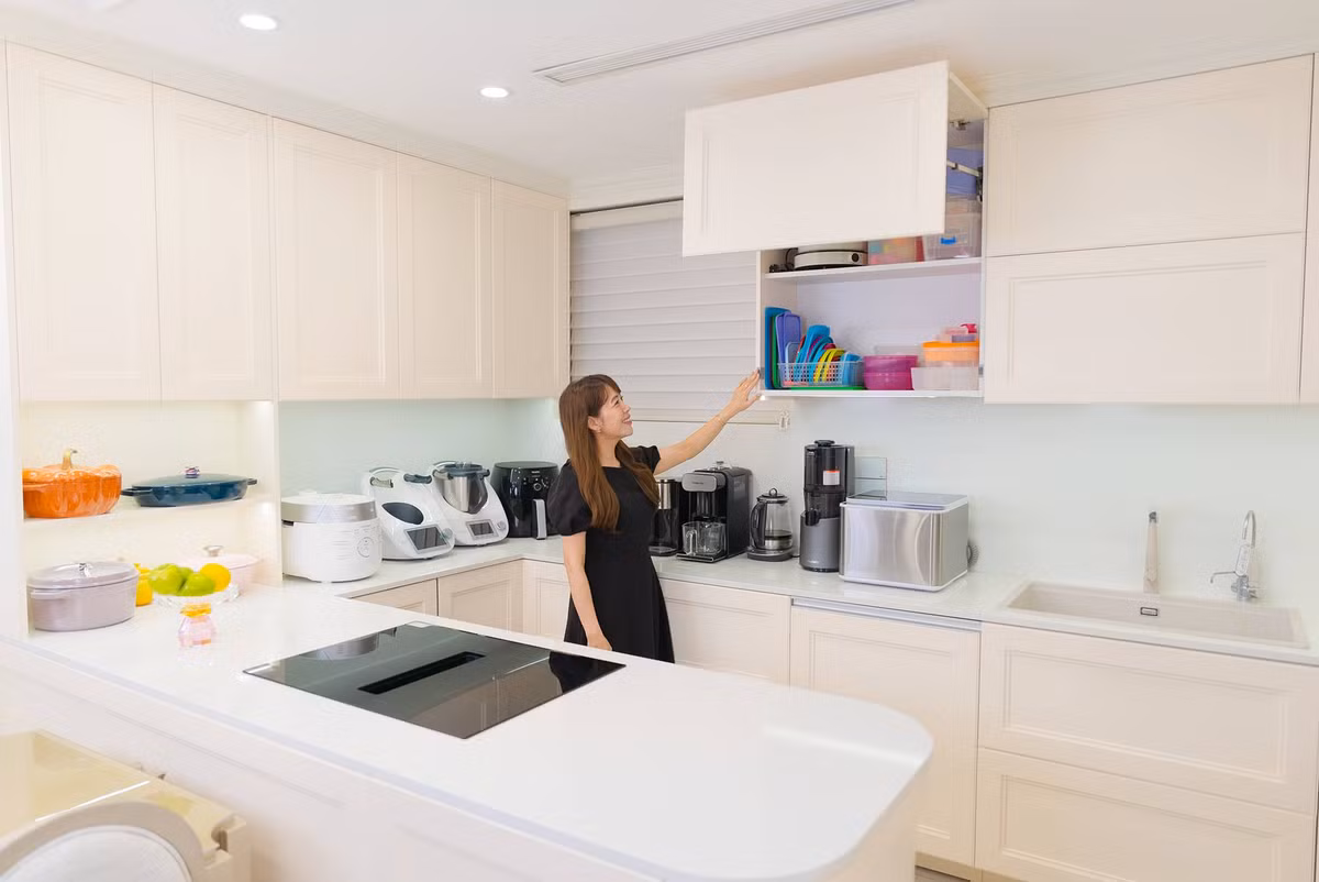 Trong bếp, từng góc nhỏ đều được MC Diệp Chi tính toán kỹ lưỡng xem chỗ nào đặt gì, dùng tủ hay ngăn kéo, kích thước bao nhiêu là phù hợp.