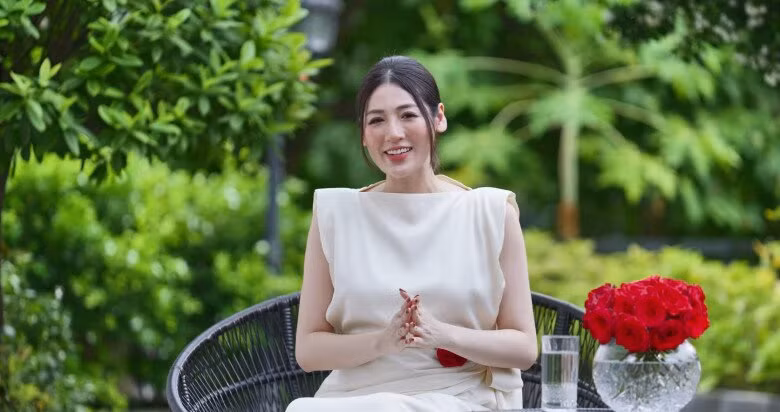 Ngoài sân còn bố trí bàn ghế để ăn sáng, uống trà và ngắm cảnh. Ảnh: FBNV