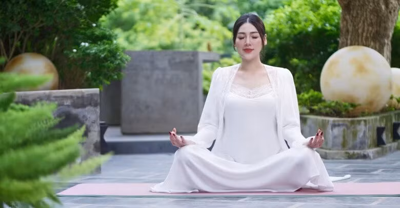Sân vườn kết hợp các loại cây cảnh, hoa lá tạo góc vườn nên thơ. Ảnh: FBNV