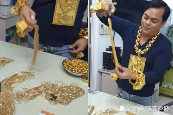 Thời điểm ấy, Phúc XO cho biết mang trên người với khối lượng hơn 13kg vàng trị giá hơn 13 tỷ đồng, trong đó dây chuyền nặng hơn 6kg...Ảnh: China Press