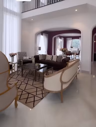 Căn nhà thiết kế nhiều cửa sổ giúp đón nắng, gió và tạo cảm giác thông thoáng.