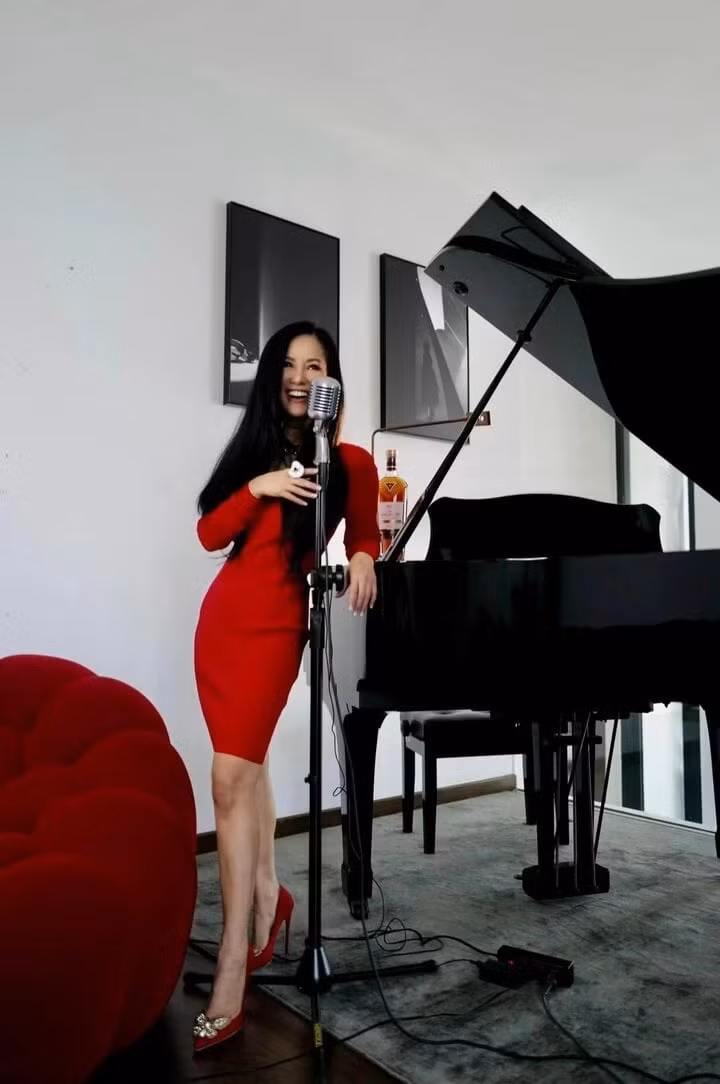 Nữ ca sĩ dành hẳn 1 căn phòng để thỏa mãn đam mê ca hát và thưởng tranh. Ảnh: FBNV