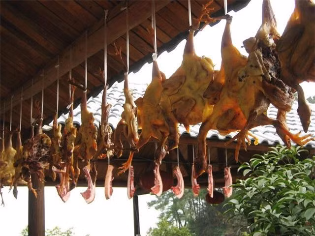 Con gà sẽ bị cắt tiết và sơ chế trước đó rồi mới ướp hương liệu trước khi mang đi phơi. Qua đó giúp chúng giảm bớt sự đau đớn. Ảnh: Getty