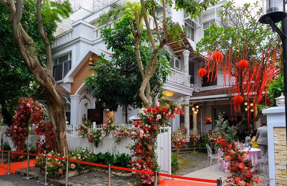 Vợ chồng Đông Nhi - Ông Cao Thắng còn sở hữu nhiều bất động sản có giá trị, gồm biệt thự ở khu đô thị sang trọng tại quận quận 7 (TP HCM), căn nhà tại quận 9...