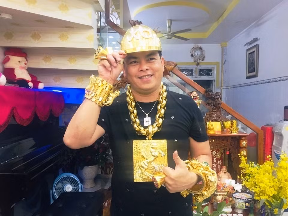 Lượng vàng Phúc XO mang trên người gồm dây chuyền, lắc tay, nhẫn… Có lúc, Phúc XO đeo trên người lên đến 13 - 17kg vàng. Ảnh: Dân trí