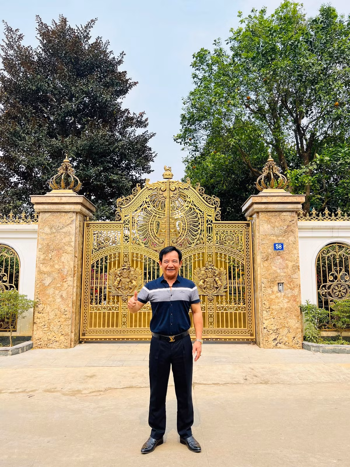 Cổng vào đúc đồng sang trọng.