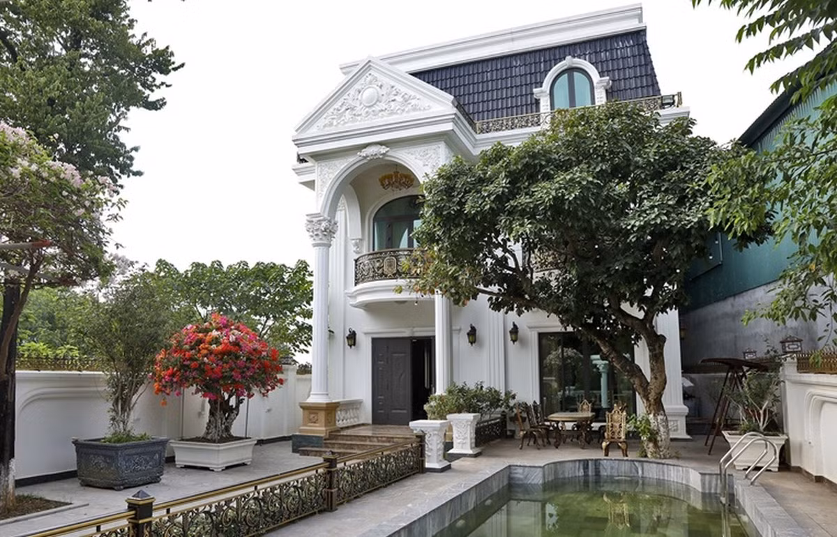 Nhà gồm 3 tầng, thiết kế đồ sộ chẳng khác một tòa lâu đài với những mảng khối được đắp cầu kì và tinh tế.