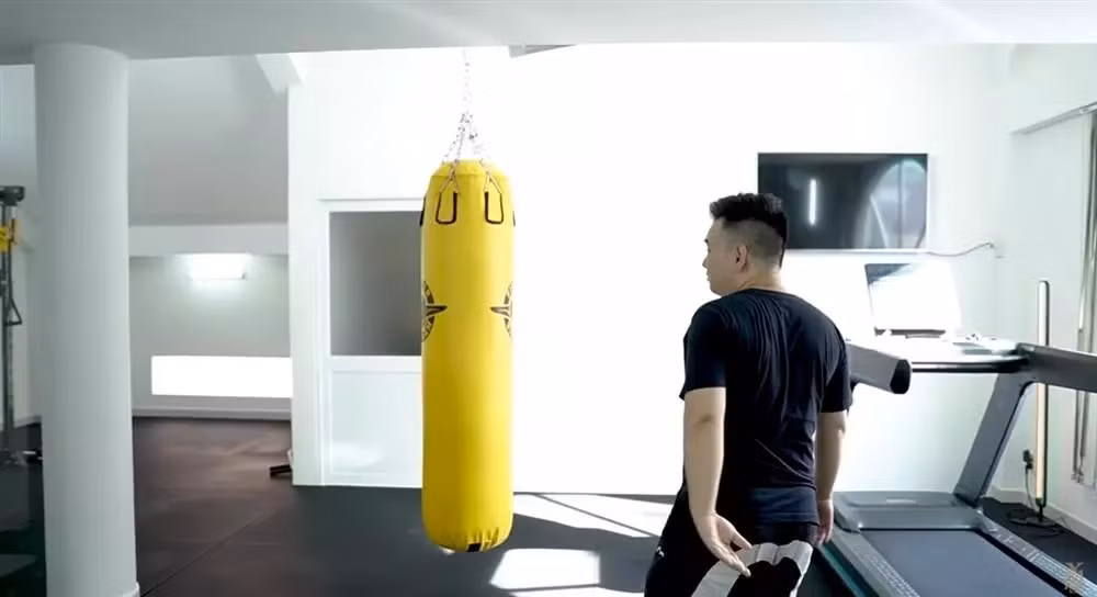 Phòng gym rộng rãi, được trang bị đầy đủ các dụng cụ, máy tập, chẳng khác phòng tập chuyên nghiệp. Ảnh chụp màn hình