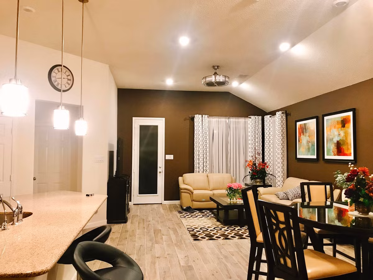 Mọi góc trong nhà đều được tô điểm bởi những lọ hoa xinh xắn.