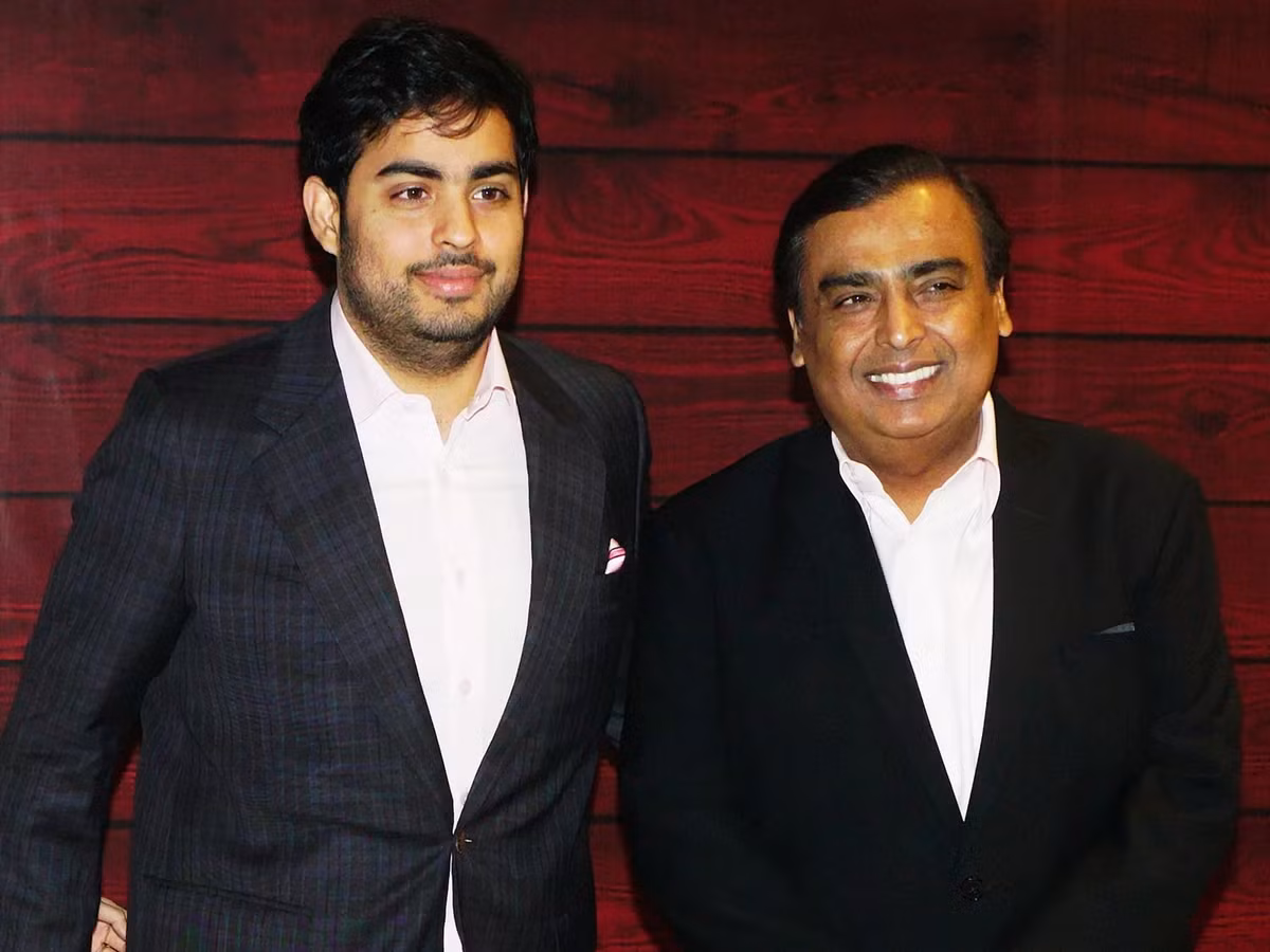 Con trai đầu lòng của tỷ phú Mukesh Ambani và bà Nita, Akash Ambani, sinh ngày 23 tháng 10 năm 1991, cùng với em gái song sinh Isha ở Mumbai (Ấn Độ).