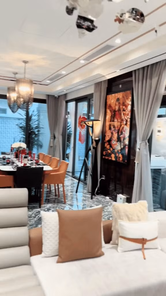 Nội thất trong căn biệt thự toàn là hàng hiệu, được gia chủ đầu tư "khủng", với những con số khiến nhiều người bất ngờ. Ảnh chụp màn hình