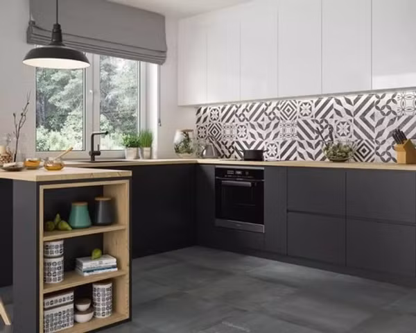 Lát gạch cổ cho sàn phòng bếp khiến bề mặt dễ bị dầu mỡ dính, việc lau sạch trở nên khó khăn hơn nhiều. Vì thế, lựa chọn gạch men có độ bóng mềm mại và dễ dàng lau sạch là một giải pháp tốt hơn. Ảnh: Weber