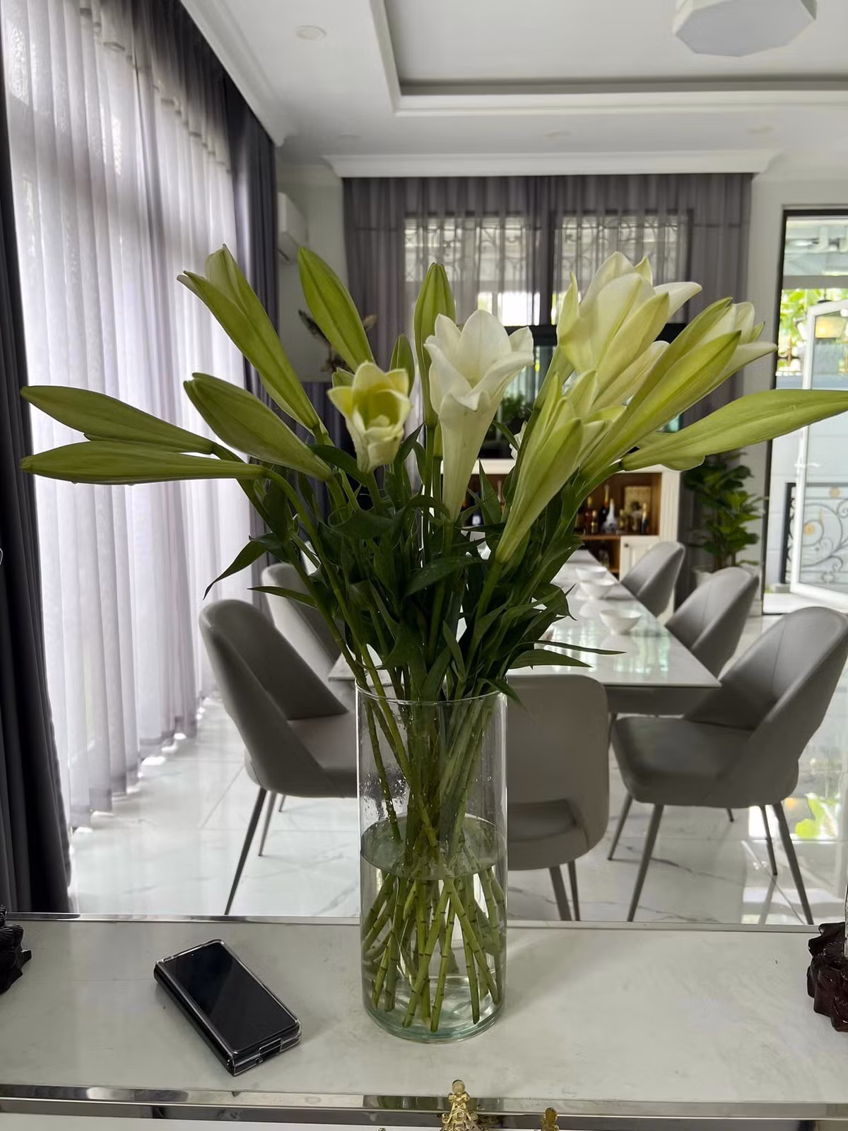 Trong nhà, nữ ca sĩ thường xuyên tô điểm bằng những bình hoa tươi.