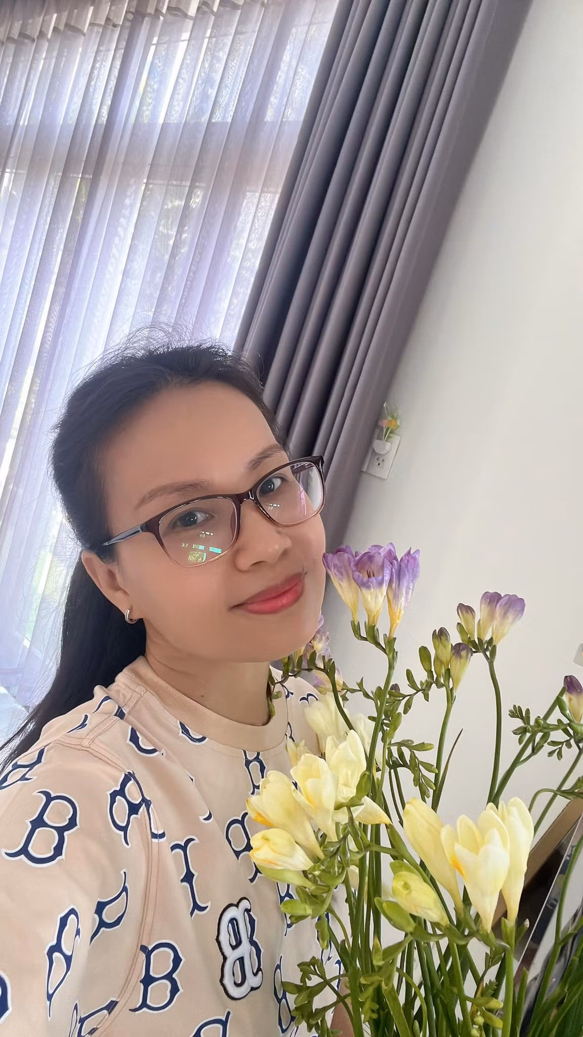 Trong buổi giao lưu với báo giới và khán giả mới đây, ca sĩ Cẩm Ly chia sẻ về thú vui trồng rau trái trong biệt thự của mình. Nữ ca sĩ cho biết thích trồng trọt từ khi còn trẻ.