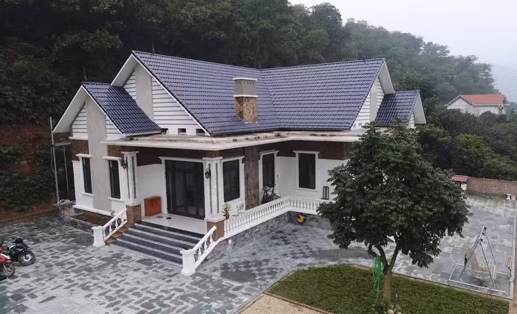 Với kiến trúc đơn giản, mẫu nhà mái Thái phù hợp với khu đất rộng ở nông thôn. Ảnh: Internet