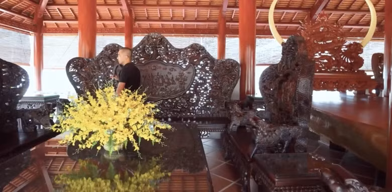 Hầu như gian nào cũng được chủ nhà đặt bộ bàn ghế gỗ, chạm khắc tinh xảo từ các loại gỗ quý như cẩm, đinh hương...