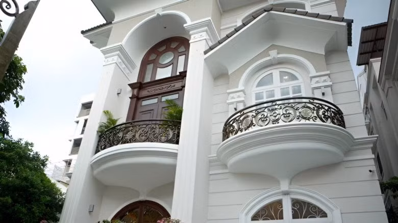 Tại Việt Nam, sau khi bán biệt thự dát vàng, gia đình Ngô Mỹ Uyên mua biệt thự 2 tầng trên diện tích đất gần 1.000m2 ở Thảo Điền, Quận 2, TP HCM. Ảnh: Vietnamnet