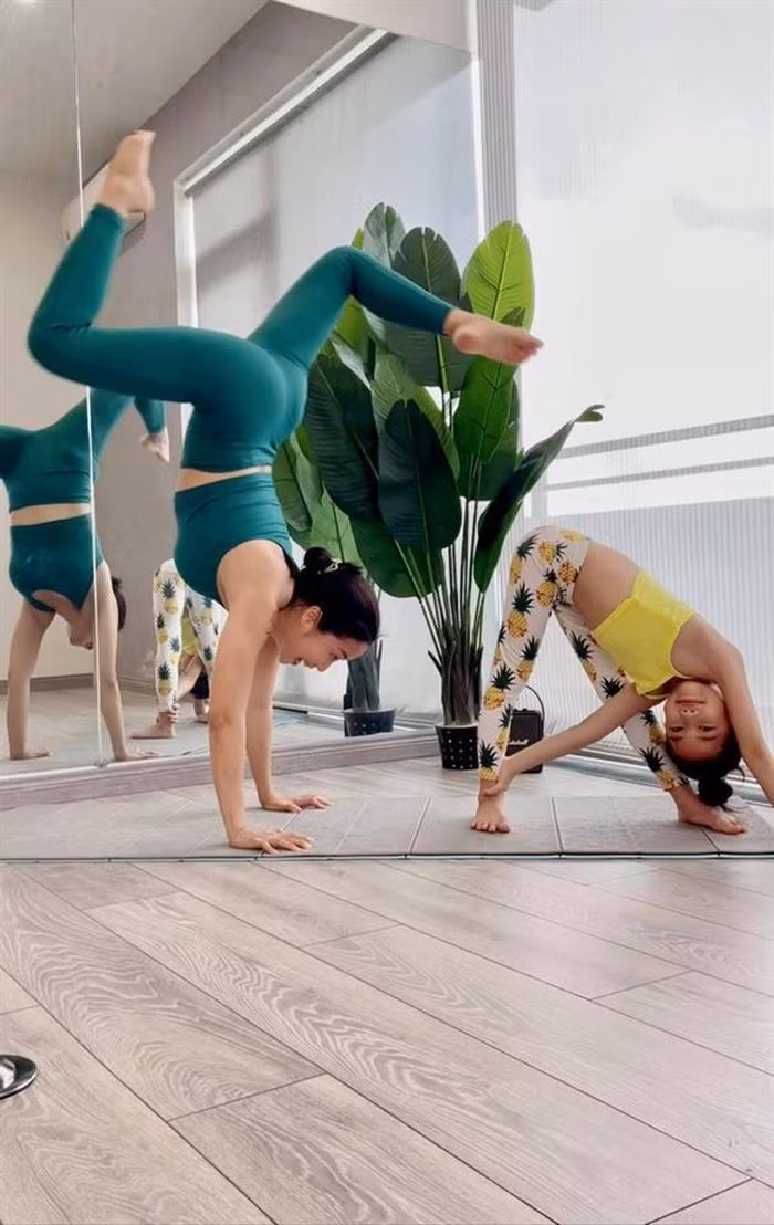 Trong nhà còn có không gian để Ốc Thanh Vân tập yoga.