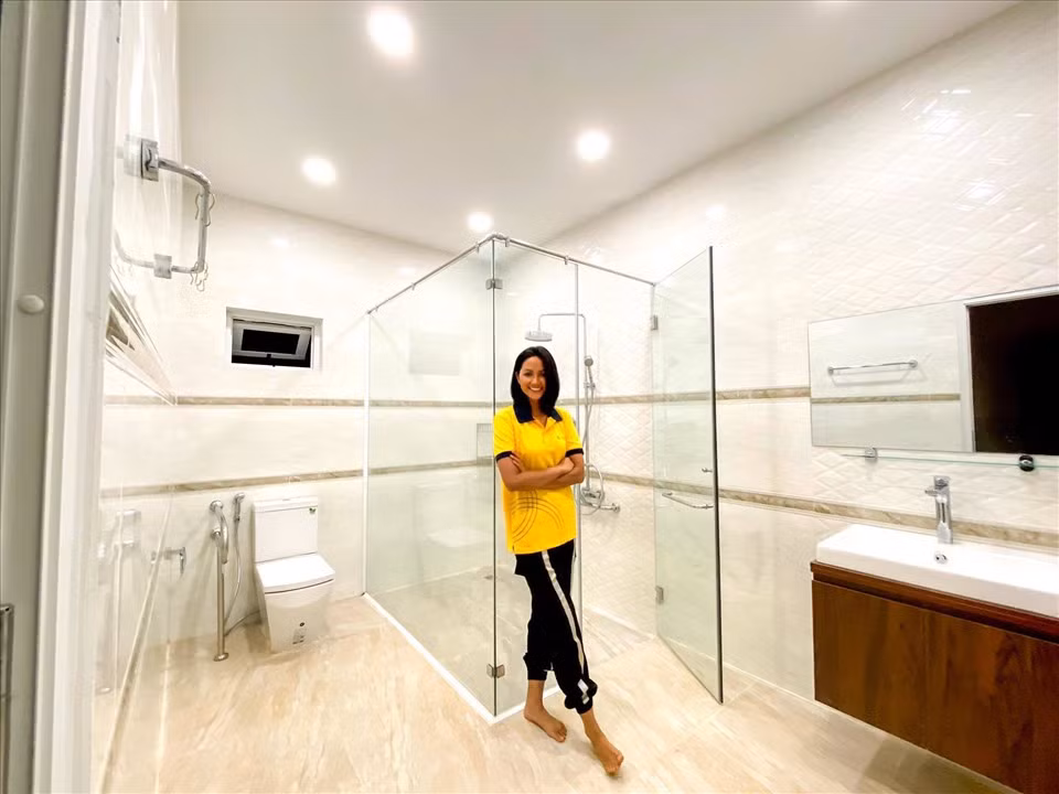 Phòng tắm thiết kế hiện đại với tông trắng chủ đạo. Ảnh: Facebook