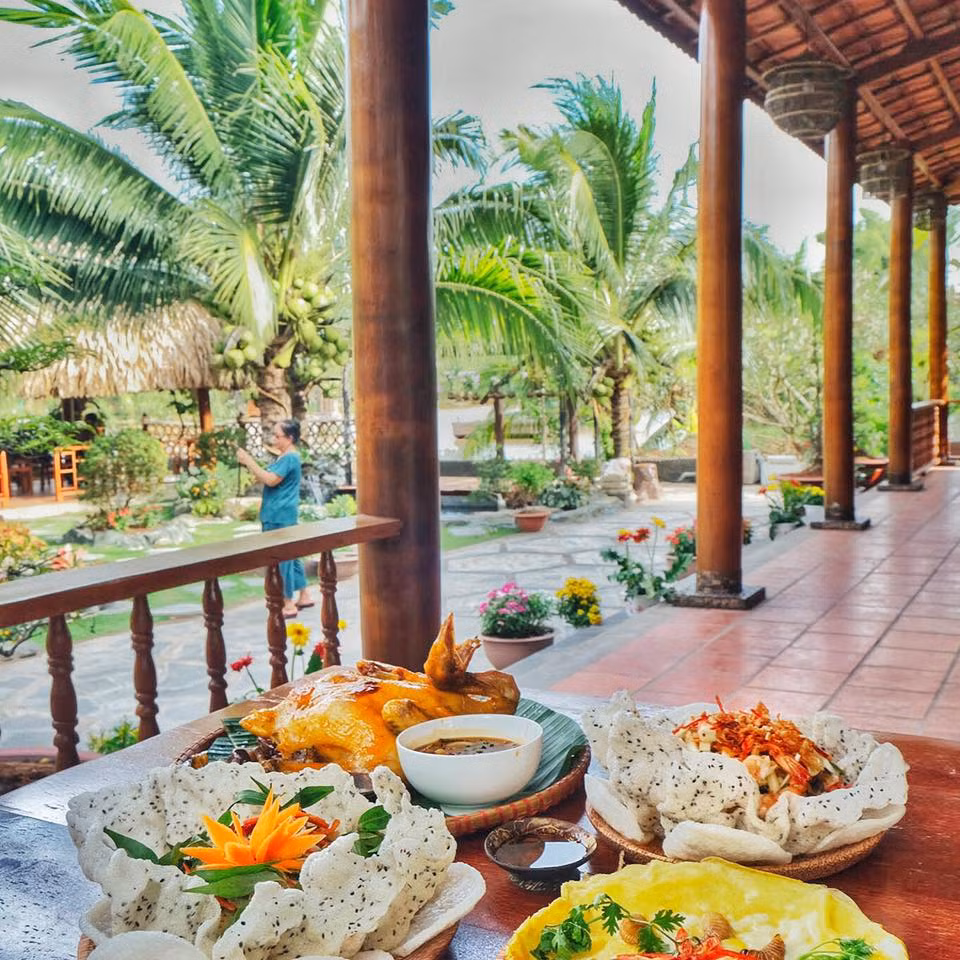 Những năm gần đây, gia đình ông Thưởng mở cửa quần thể nhà dừa cho khách tới tham quan, lan tỏa hình ảnh đẹp của quê hương tới bạn bè bốn phương, bạn bè quốc tế. Ảnh: Facebook