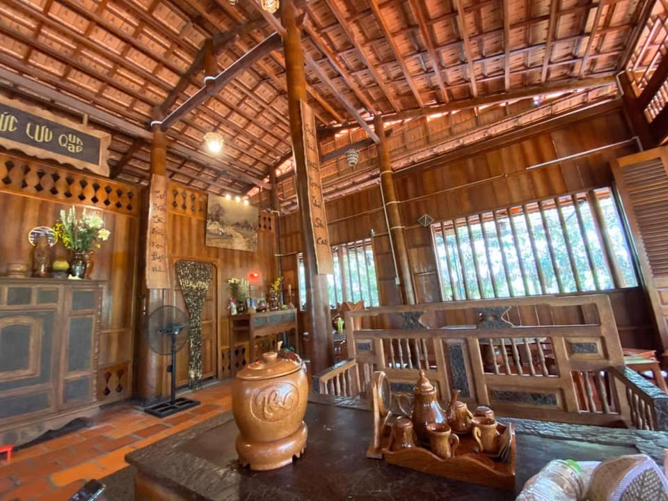 Ngoại trừ phần mái ngói, tất cả các chi tiết trong nhà, từ cột kèo, lam, vách đến món đồ nội thất trang trí, đồ sinh hoạt đều được làm từ các phần của cây dừa: thân, rễ và gáo dừa. Ảnh: Facebook