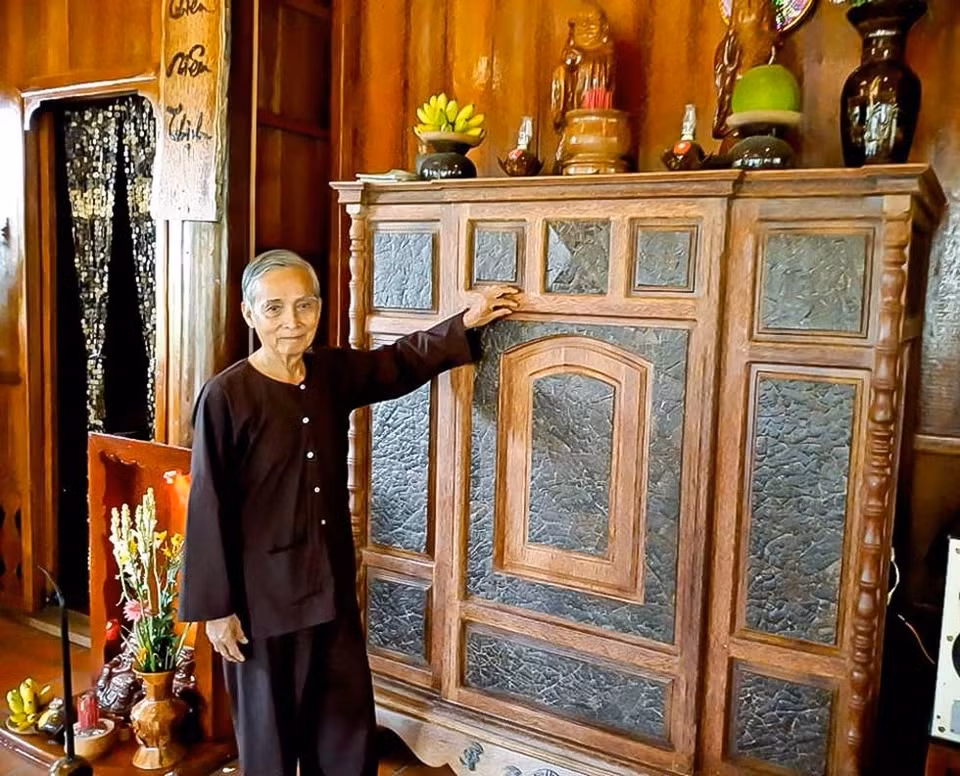 Tủ thờ, trường kỷ, hoành phi... đến bàn ghế, đèn trang trí, mành cửa… đều được chế tác công phu, tỉ mỉ. Ảnh: Dân trí