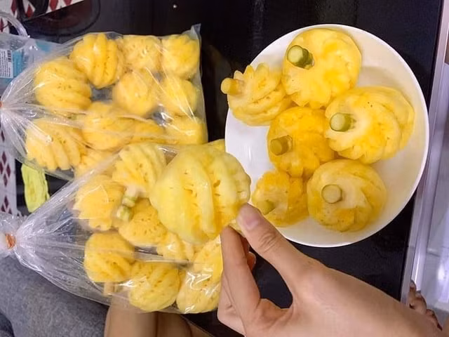  Dứa mini Thái Lan có kích thước rất nhỏ, chỉ nằm lọt thỏm trong lòng bàn tay cũng từng gây sốt thị trường Việt. Ảnh: Facebook