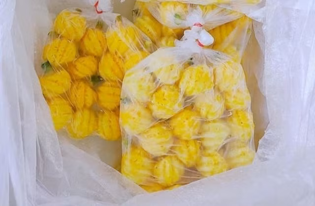 Dù kích thước nhỏ nhưng dứa mini rất ngon, thơm, đậm đà, ngọt, khi cầm trên tay đã tỏa mùi thơm ngào ngạt như mật ong. Ảnh: Facebook