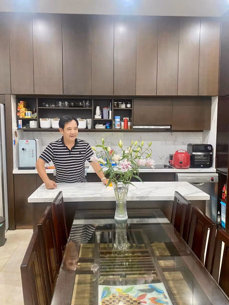 Nhà bếp hiện đại được tô điểm bởi bình hoa tươi. Ảnh: FB Tiến Quang
