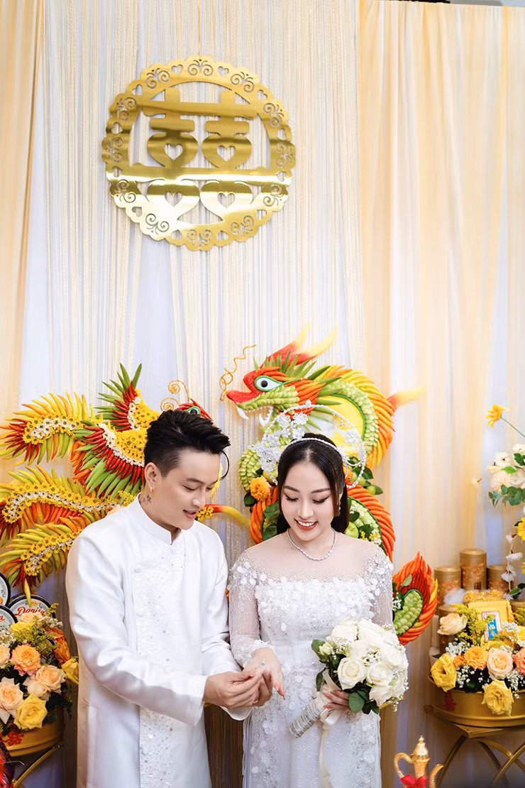 Sính lễ nhà gái là 2 sổ đỏ, 10.000 USD và tiền mặt 200 triệu đồng. Ảnh: Tiền phong