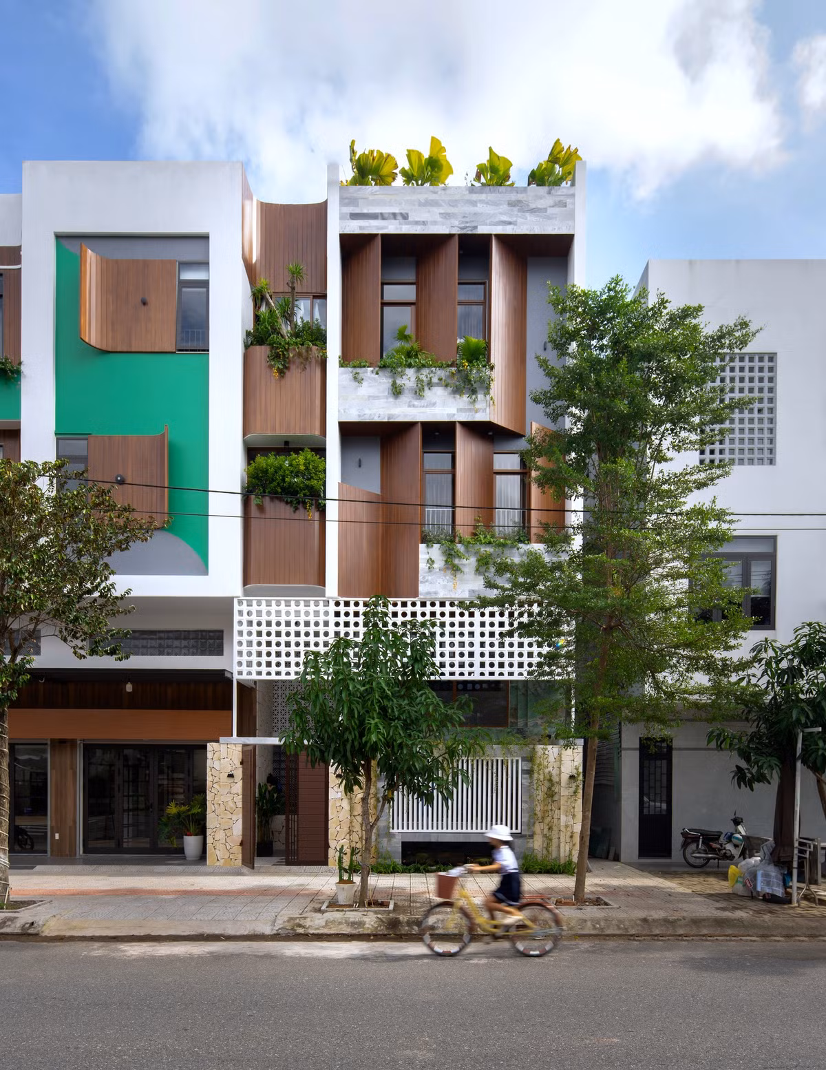 Tọa lạc tại Hoà Vang (TP.Đà Nẵng), A2 House có mặt tiền rộng nhưng chiều dài tương đối ngắn. Hơn nữa, ngôi nhà còn hướng Tây nên mặt tiền hứng trọn cái nắng gay gắt của mặt trời. Ảnh: GreenConcept