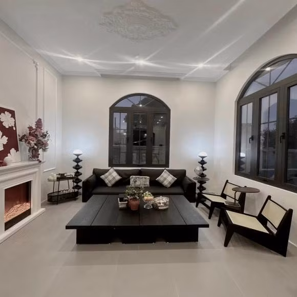 Sofa và bàn đen nổi bật trong phòng khách.
