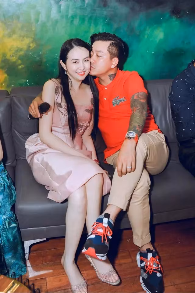 Nếu như Tuấn Hưng nổi tiếng với mức cát-xê "khủng" thì bà xã của anh được đánh giá là người kinh doanh giỏi. Ảnh: Vietnamnet